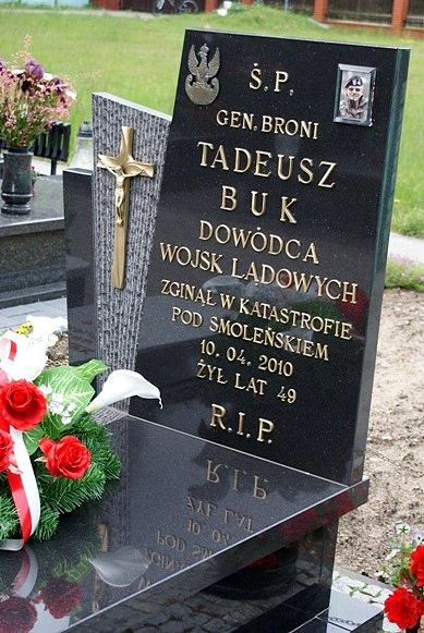 Tutaj został pochowany gen. Tadeusz Buk
