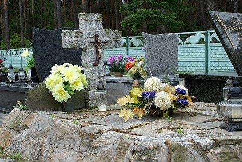 Nagrobek z kamienia wygląda nawet ciekawie