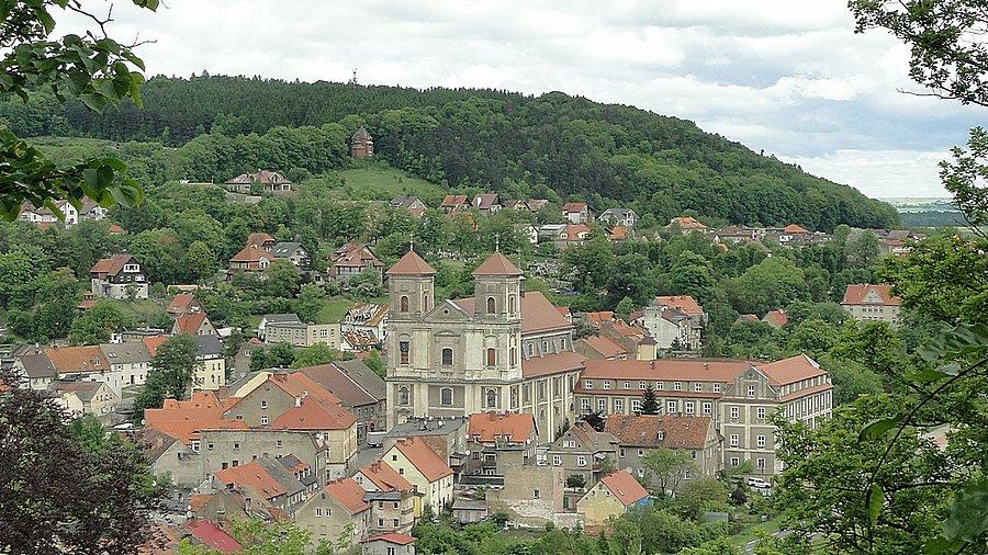 Bardo w dzień z potężną bazyliką