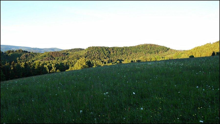 Wzgórze i zachodzące słońce
