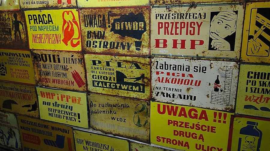 W kopalni prócz złota i arsenu jest wystawa tabliczek z okresu PRL
