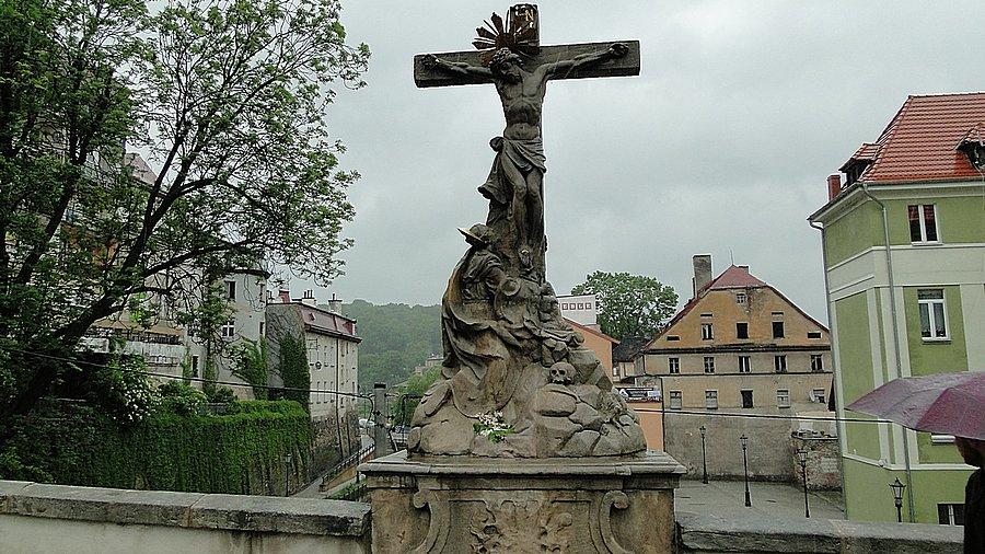 Są na nim piękne rzeżby, jest krzyż z czaszką