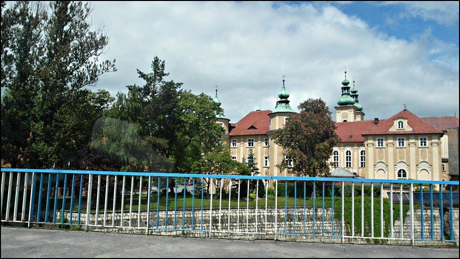 Widok na centrum Kłodzka z auta