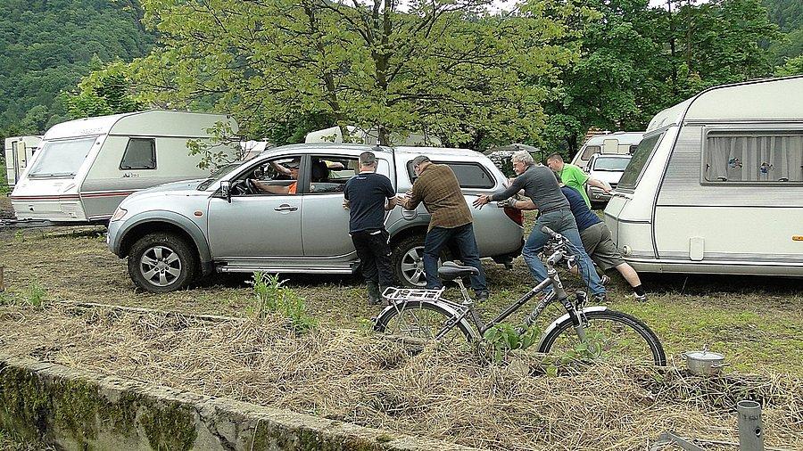 Potężna terenówka i trzeba pchać