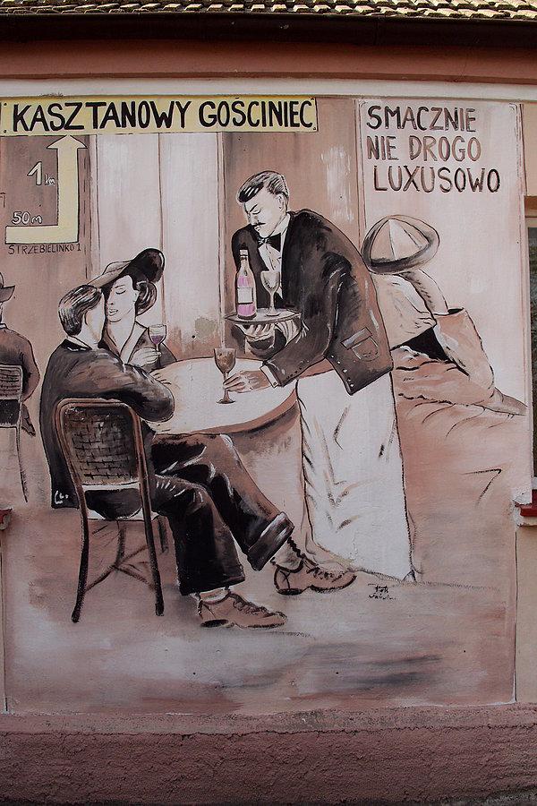 Reklama restauracji na jednym z domów w Gniewinie
