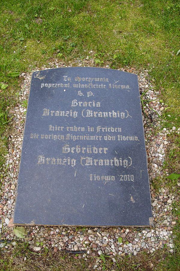 Nagrobek byłego właściciela dworu