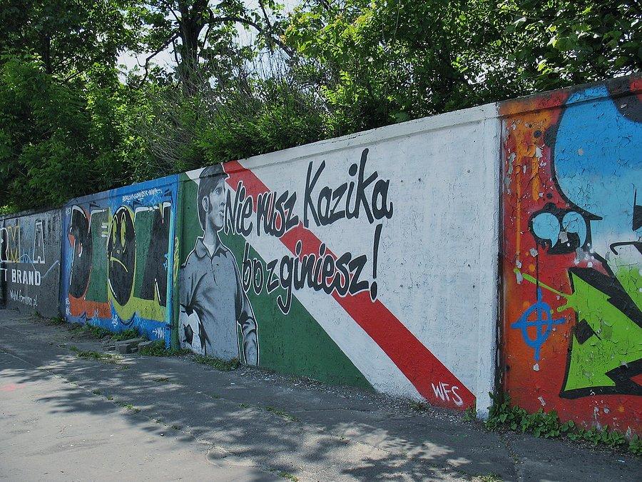 Nowe graffiti na murze Wyścigów Konnych