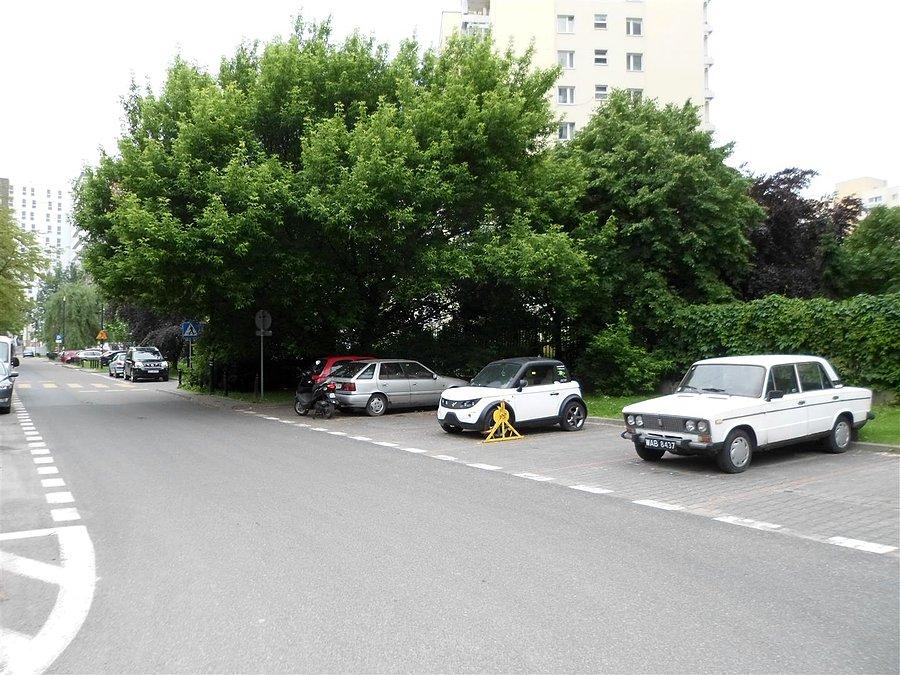 Tazzari Zero zakotwiczył na Inflanckiej