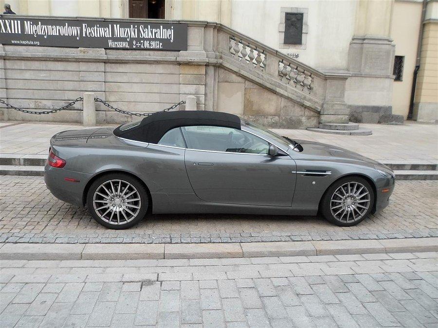 Aston Martin DB9 pod kościołem Świętego Krzyża na Krakowskim Przedmieściu