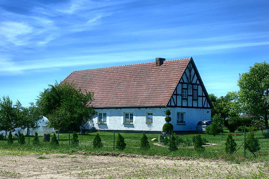 Ładny domek z elementami konstrukcji szachulcowej za Kolinem