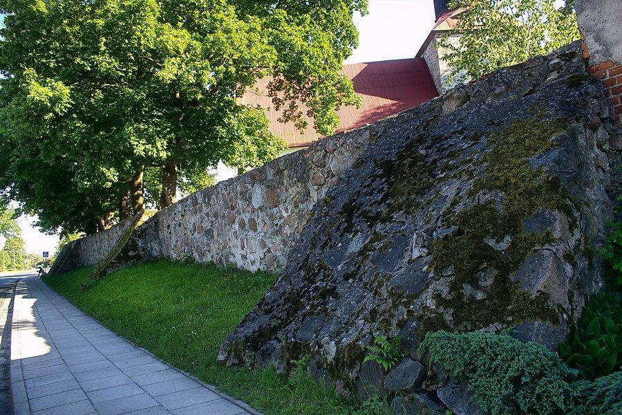 Przykościelny mur
