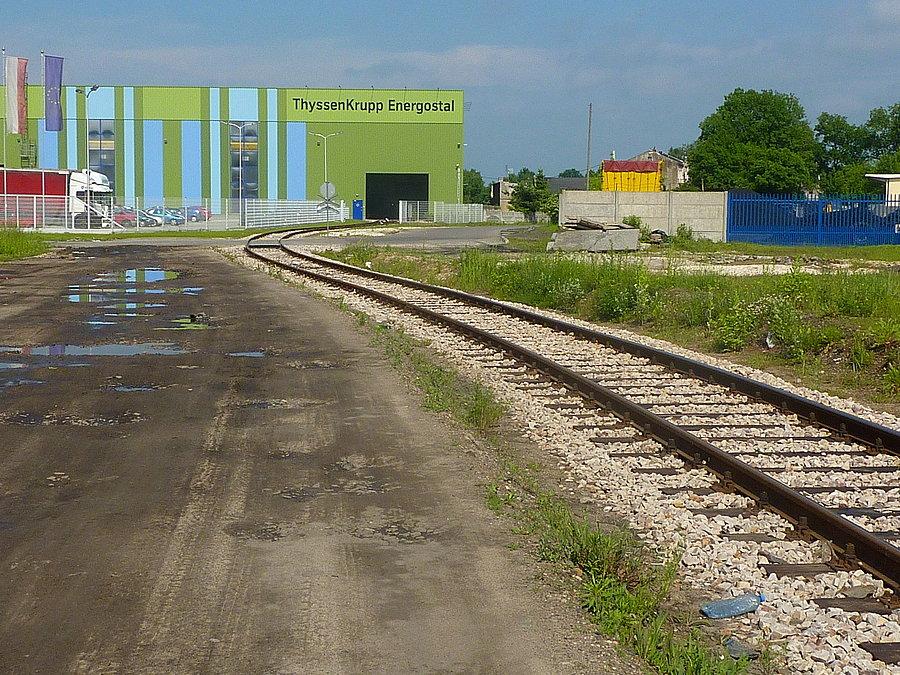 Miejsce w którym kończyła bieg kolejka wąskotorowa obecnie jest zabudowane przez halę magazynową