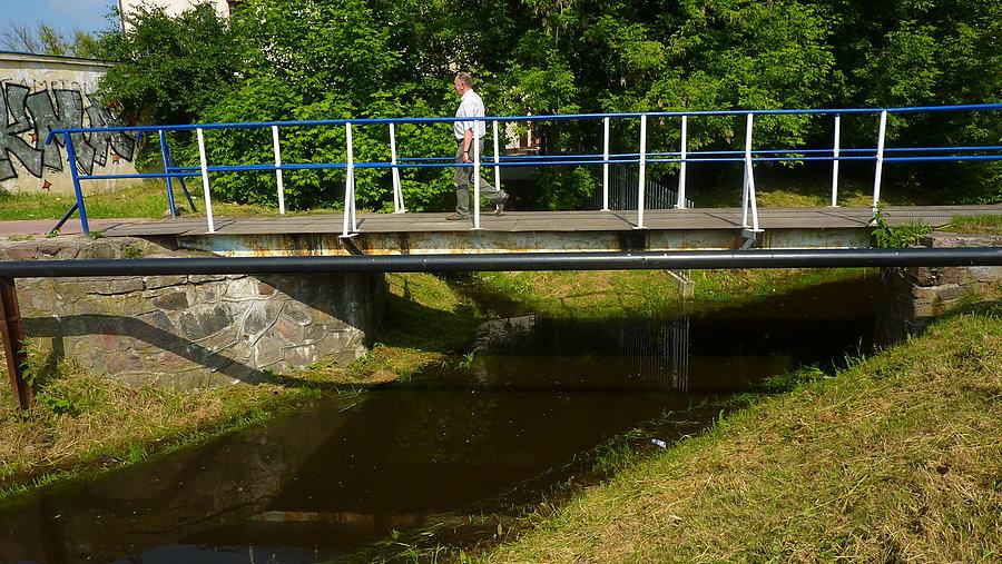 Mostek w okolicach cmentarza został wybudowany na potrzeby linii kolejki wąskotorowej