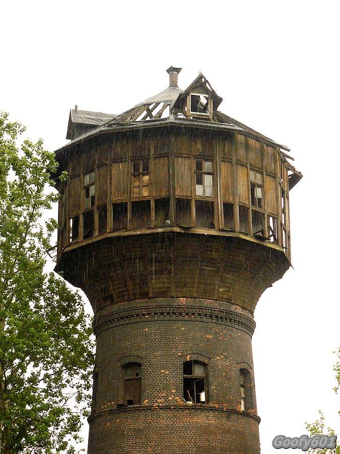 Zapomniana "Staruszka" w strugach deszczu