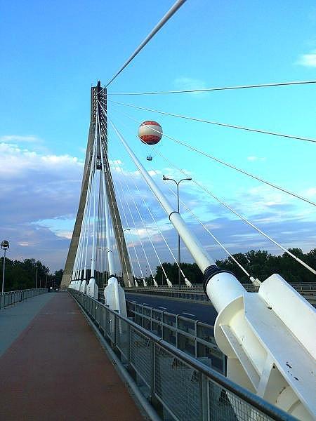 Balon nad ścieżką