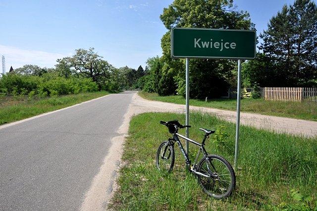 Wjazd do Kwiejc od strony Chełstu