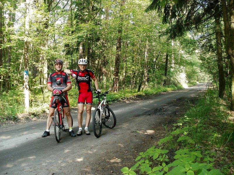 Wspólne zdjęcie w terenie przed Uchorowem