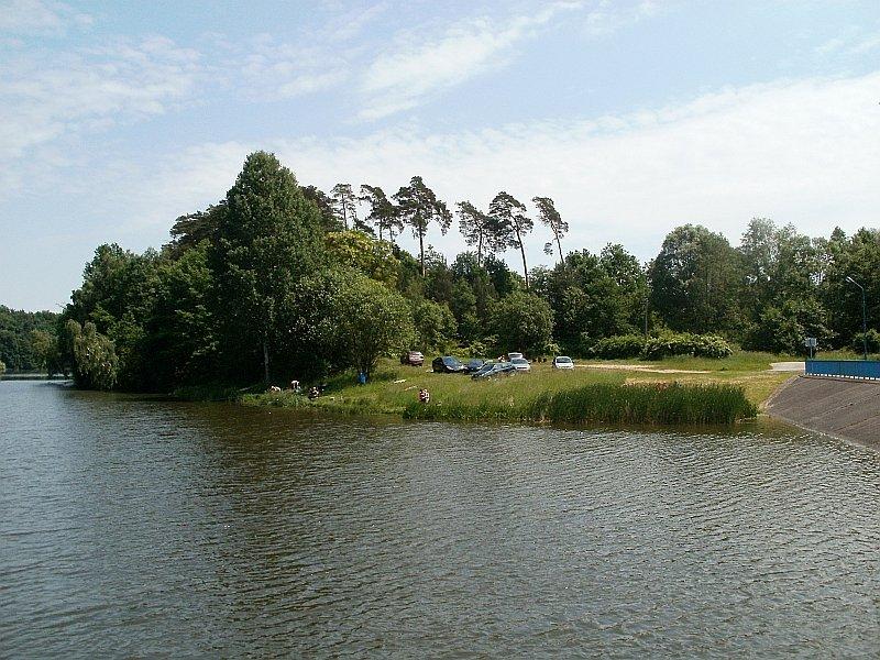 Barcinek - ludzie wypoczywający nad Jeziorem Kowalskim