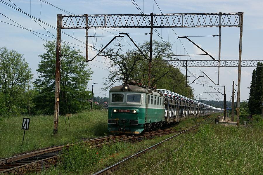 Lokomotywa CTL-u 182-121 prowadzi 38 wagonów z samochodami z Chałupek do Rzepina,mija Dziergowice