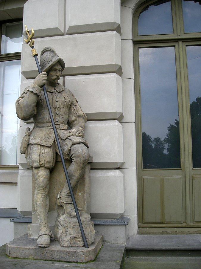 Zamek w Pszczynie - u wejścia do muzeum
