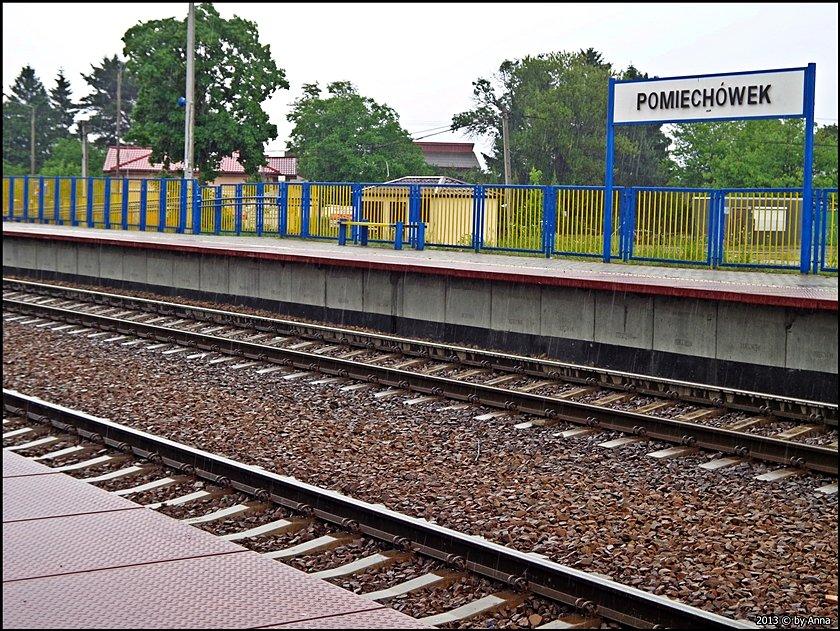 Stacja Pomiechówek. Przeczekujemy deszcz, po czym się okazuje że źle odczytaliśmy rozkład :D