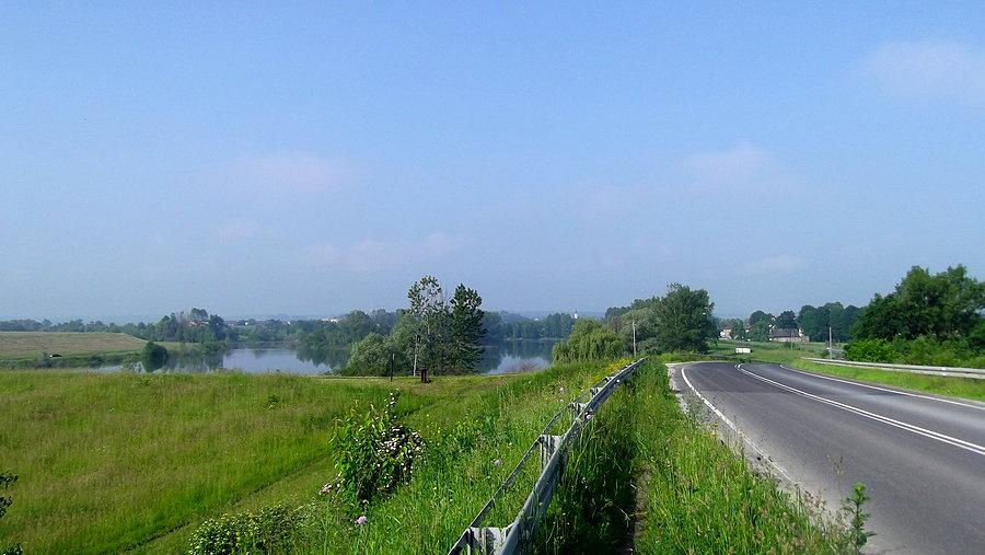 Krzyżanowice. Widok z mostu nad Odrą. Zapowiada się piękna pogoda