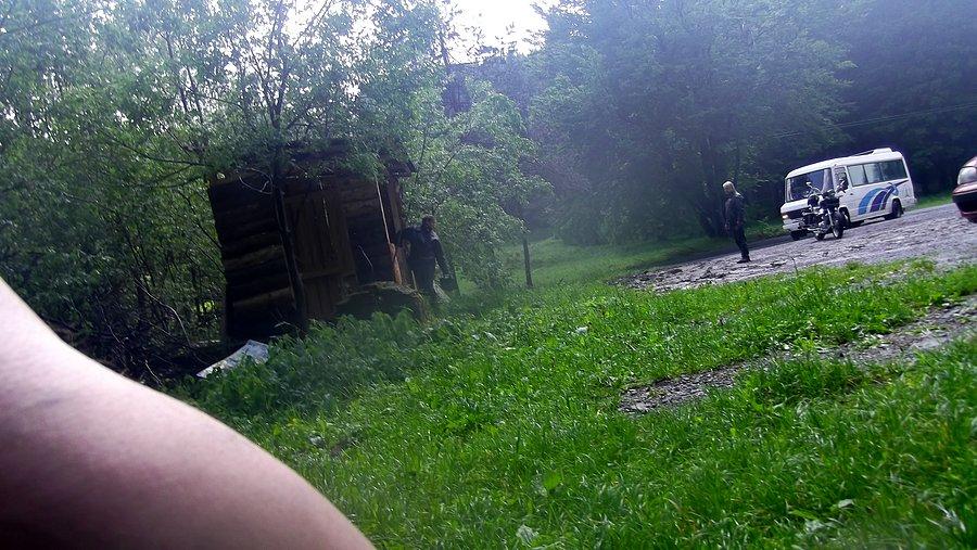 Czescy bikerzy ostrzegają mnie przed zjazdem, dużo kamienia i gałęzi na drodze