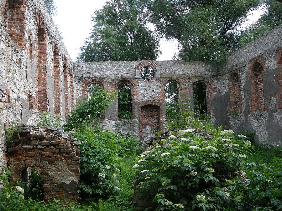 Wnętrze ruin synagogi w Krzepicach