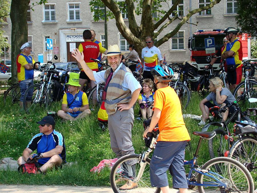 Janusz bryluje na tle innych rowerzystów