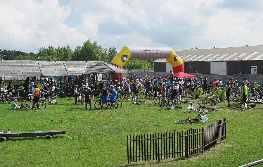 Uczestnicy Bike Orient przed odprawą techniczną