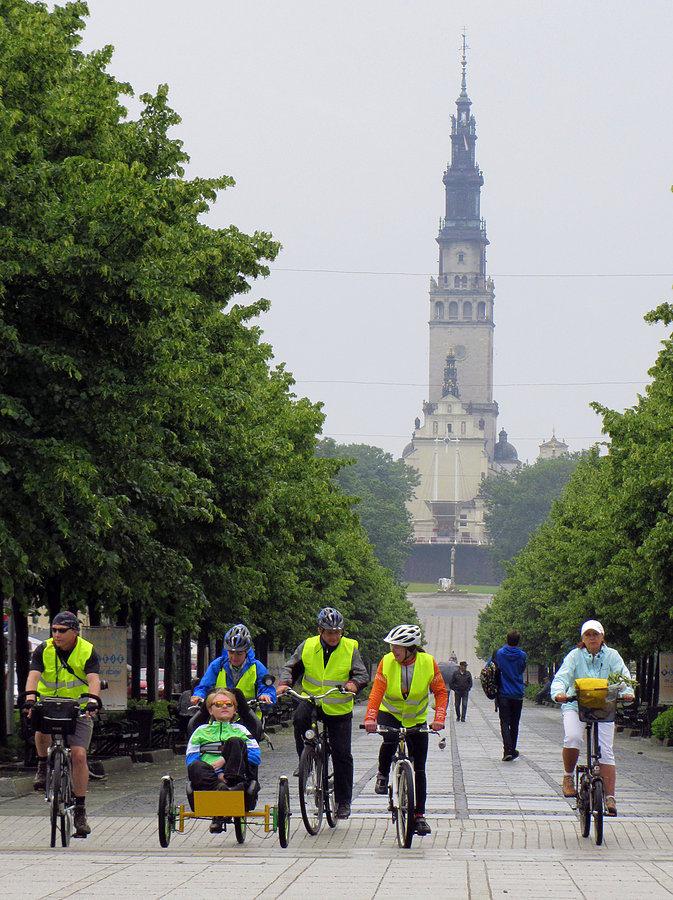 Konwój Łukasza wjeżdża na Plac Biegańskiego