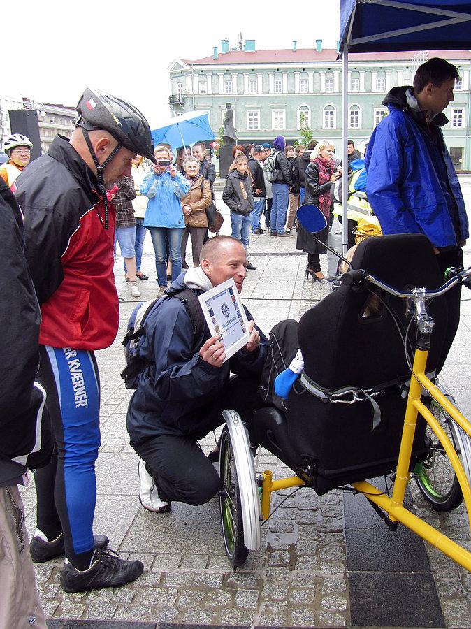 Wręczam Łukaszowi Dyplom Honorowego Uczestnika CzMK