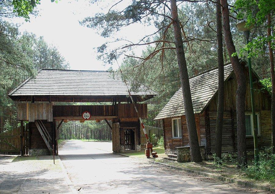 Brama ośrodka ZHP "Nadwarciański Gród"