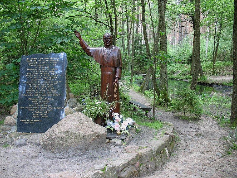 Dolina Objawienia ma też rzeźbę JP II