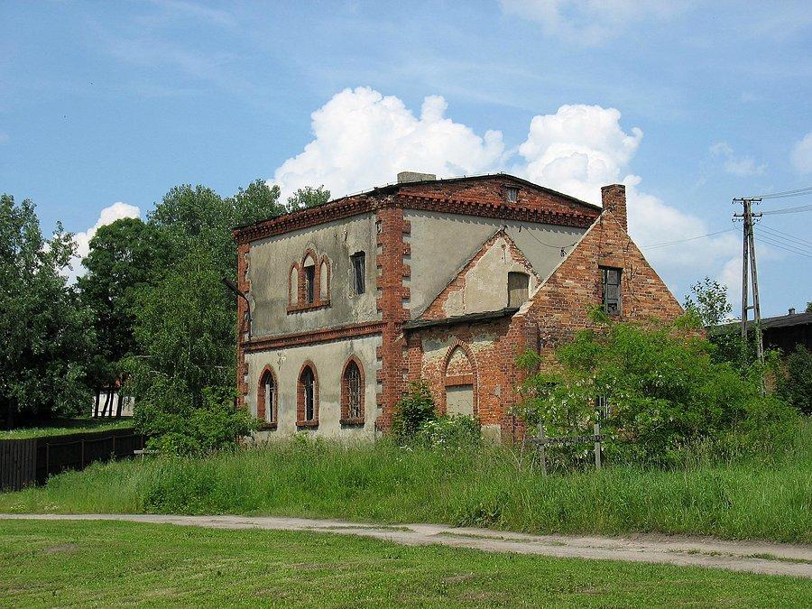 Ożarów - pozostałości folwarku
