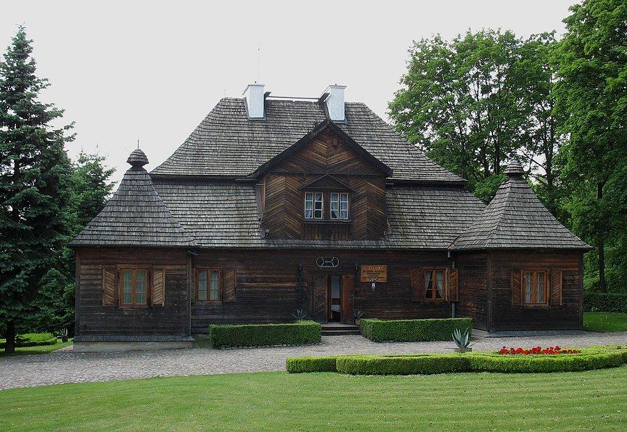 Ożarów - dwór od strony podjazdu