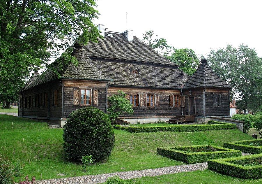 Ożarów - dwór od strony stawu
