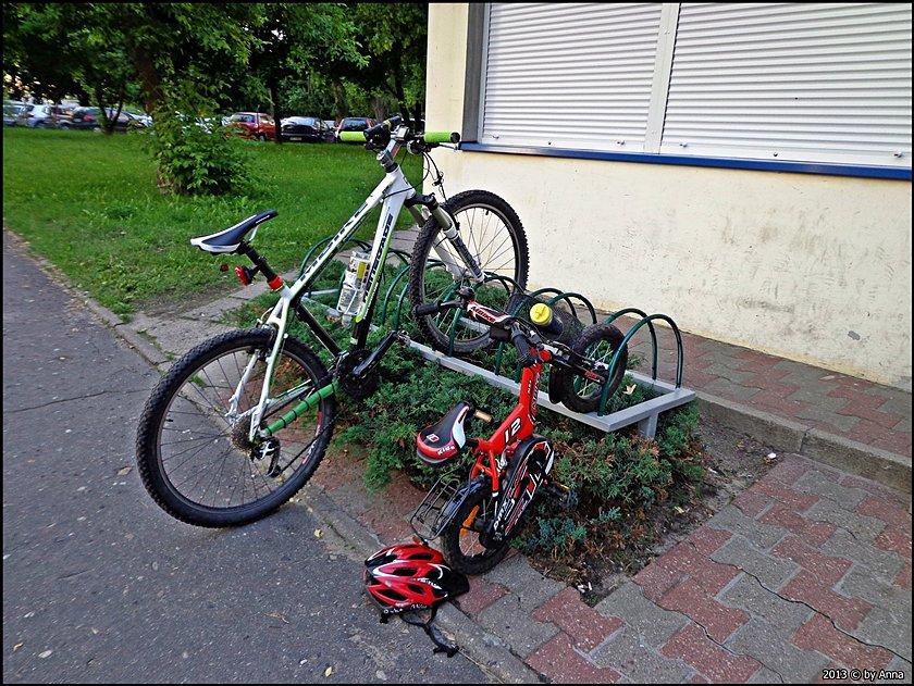 Niecodzienny stojak rowerowy pod rowerowym sklepem na Conrada