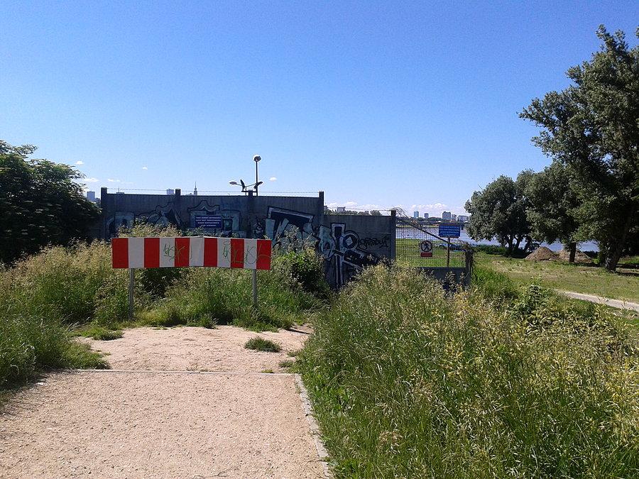 Ślepe zakończenie drogi na koronie wału
