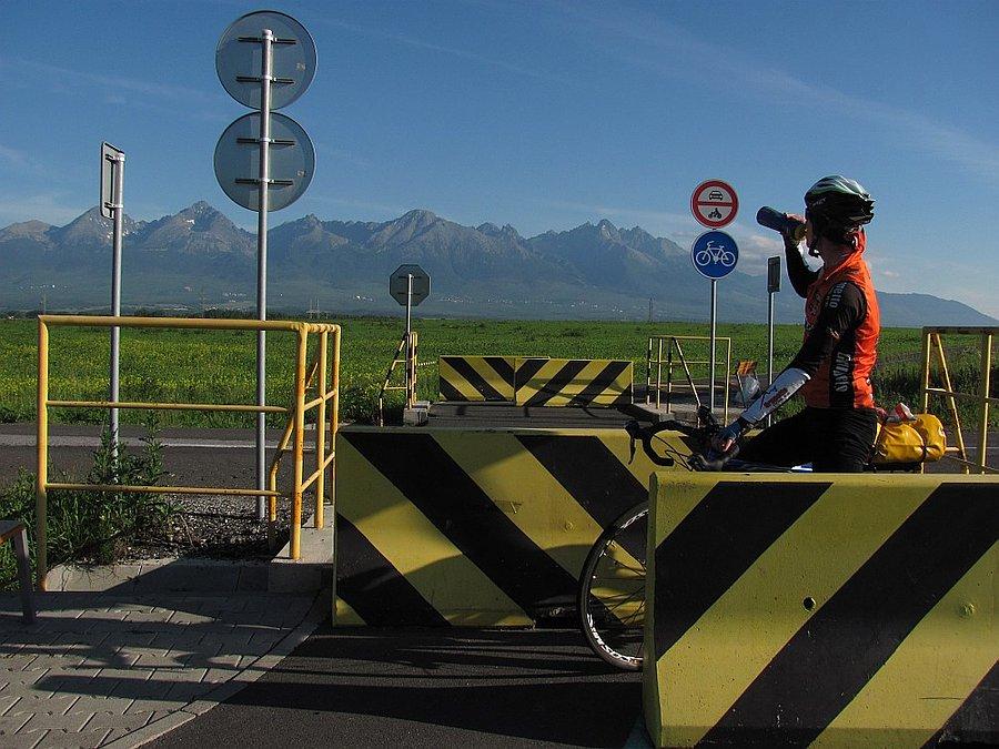 Wjazd na cykloturisticky chodnik za Popradem