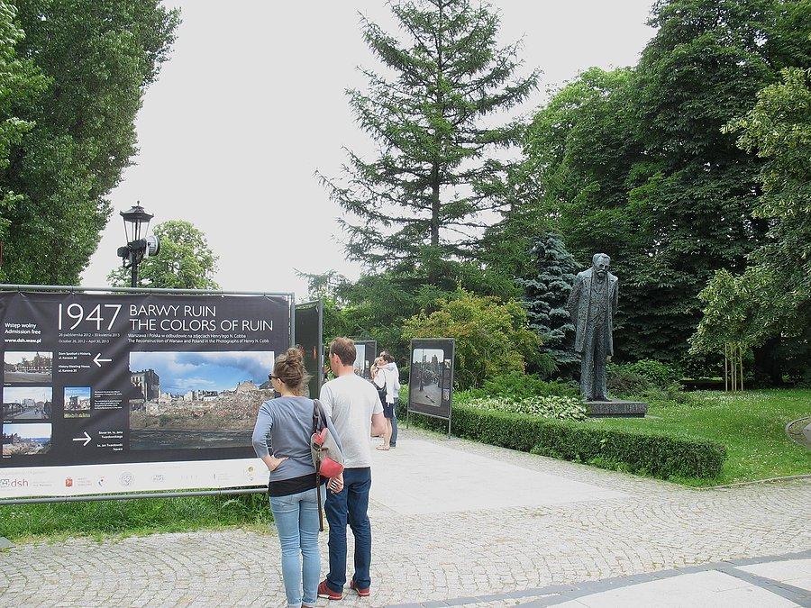 Przy pomniku Bolesława Prusa