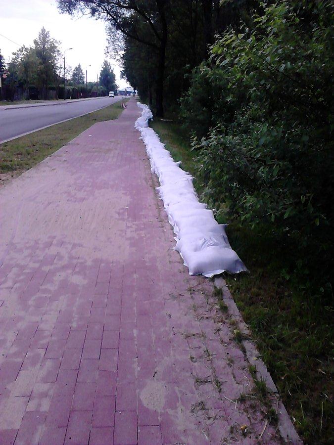 Zalewa nas. worki z piaskiem przy jezdni w Klaudynie