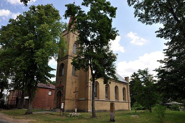 Zieonowo - neogotycki kościół poewangelicki zbudowany został w 1878 roku pw. św. Moniki