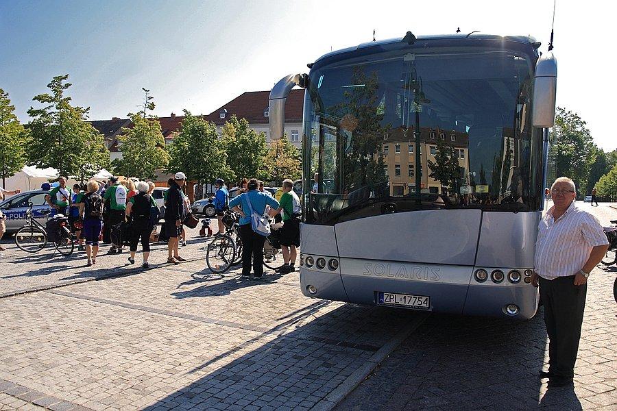 Przybyliśmy!! Marktplatz w Pasewalku i nasz piękny autokar