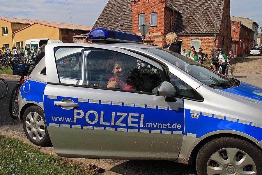 Asia kończy podróż policyjnym radiowozem
