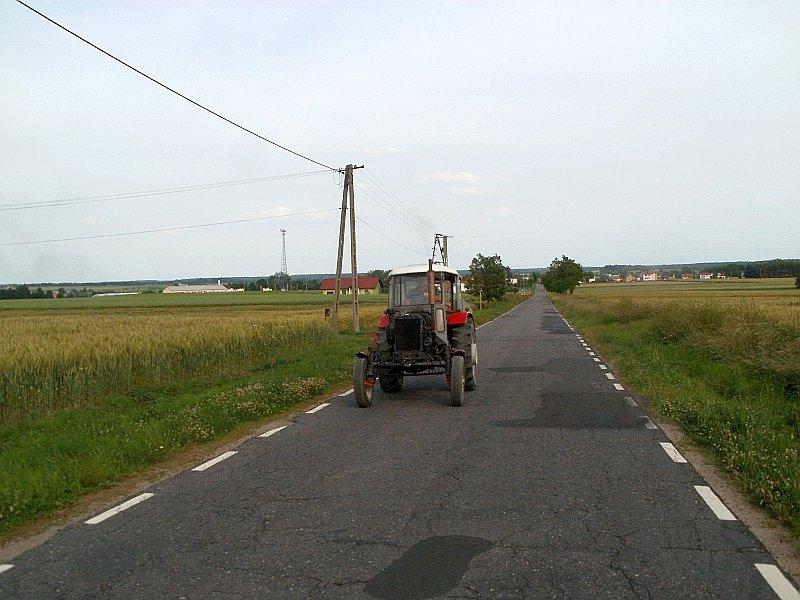 Ciągnik mijany po drodze