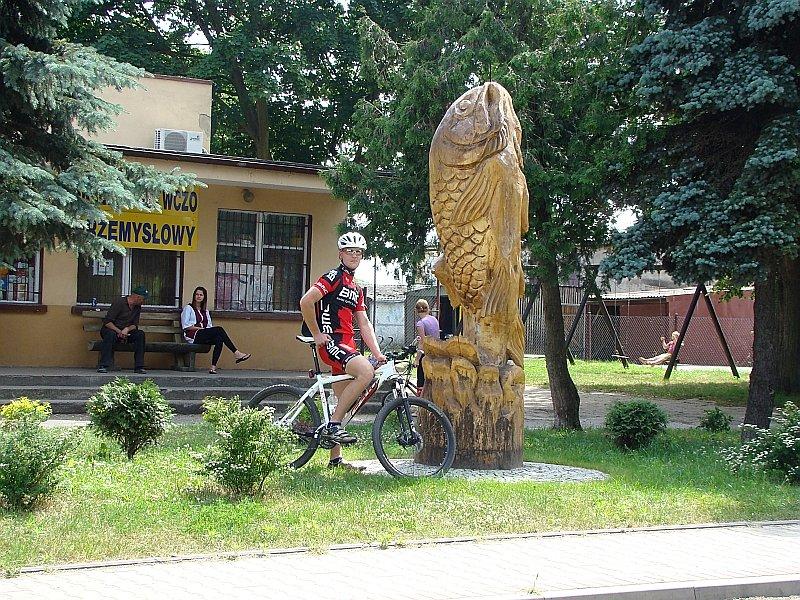 Lutom - rzeżba ryby symbolizująca dawne korzenie wioski