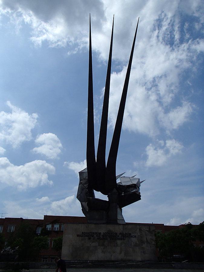 Pomnik dla Bohaterskich Lotników Polskich w Warce