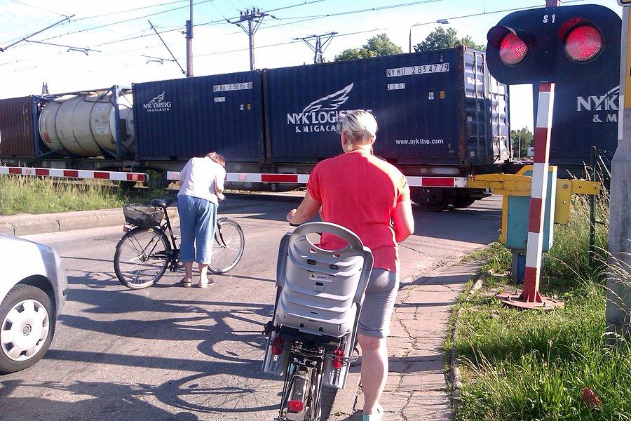 Przejazd kolejowy w Brzegu Dolnym - 5 minut czekania na pociąg