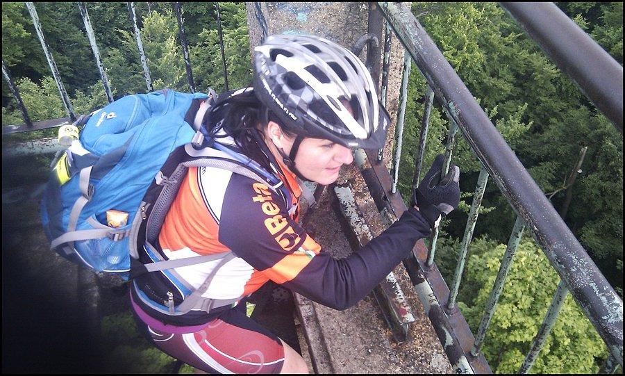 Justyna wchodzi na wieżę widokową